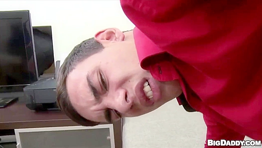 Bubble-Butt Newcomer Oscar Gets Facial'd by Paul in Raw Casting