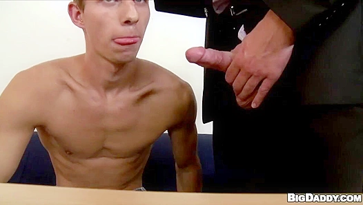 Paul Fresh Nails Hairy Newcomer Twink Tom in Raw Bareback Casting