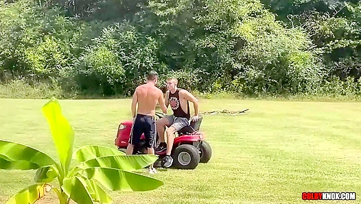 Raw Outdoor Fuck - Lawn Jock and Finn August Go Condomless with Colby Knox
