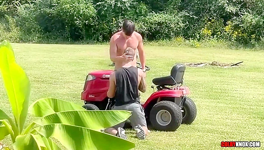 Raw Outdoor Fuck - Lawn Jock and Finn August Go Condomless with Colby Knox