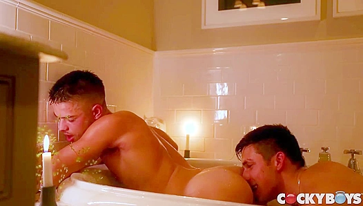 Evan Knoxx & Kane Fox - Steamy Shower Cockfight