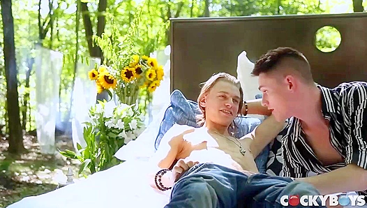 Avery Jones & Leo Louis - Wild Outdoor Lust