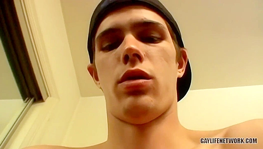 Boomer Jacoby Gives a Quick Blowjob to Cain - BeddableBoys