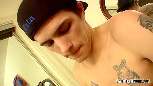 Boomer Jacoby Gives a Quick Blowjob to Cain - BeddableBoys