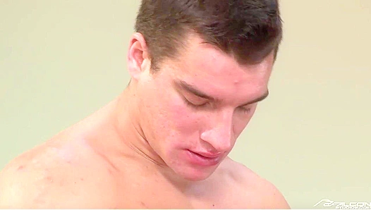 Dropped Towel Leads to Dirty Oral ~ Sean Zevran & Jordan Boss