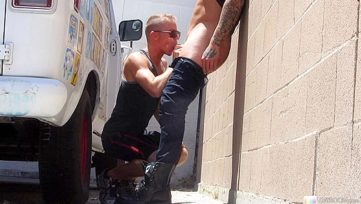 Pretty Boy ParkerLondon's Public Blowjob Extravaganza - Gay XXX