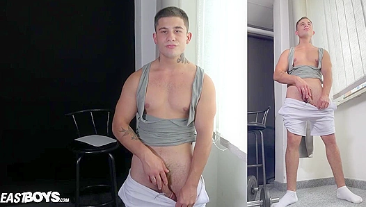 Muscular Hottie Darrion Kautzer Flexes His Hot Body - Eastboys