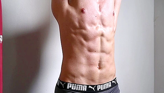 Ripped Emilion Reynolds Shows Off His Muscles - Eastboys