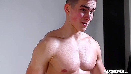 Ripped Emilion Reynolds Shows Off His Muscles - Eastboys