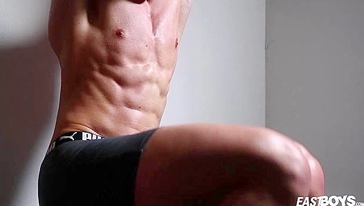 Ripped Emilion Reynolds Shows Off His Muscles - Eastboys
