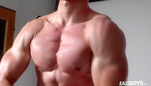Ripped Emilion Reynolds Shows Off His Muscles - Eastboys