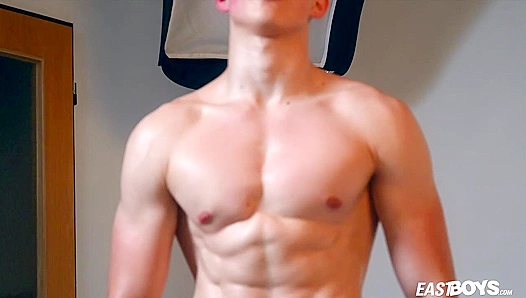 Ripped Emilion Reynolds Shows Off His Muscles - Eastboys