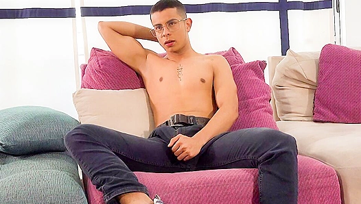 Andreas Griffin Pounds Hot Colombian Amateur Jared Nyson