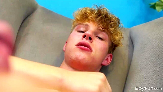 Cute & Curly Lecio Mar Jacks Off Sensually - Boyfun