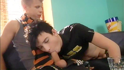 Blake Reed Bangs Hard in Steamy Threesome – Gay XXX