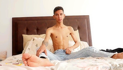 Spread Legs ~ Nicolas Greey Jerks Off Wildly - Boyfun