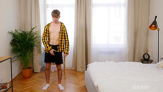 Skinny Vincent Castle Strokes Passionately - Jawked