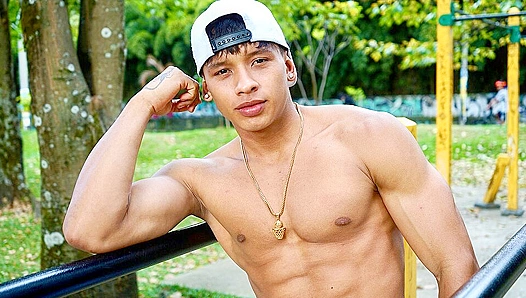 Damond Brown Flexes & Strokes ~ A Pre-Workout Jerk Off Session - EastBoys