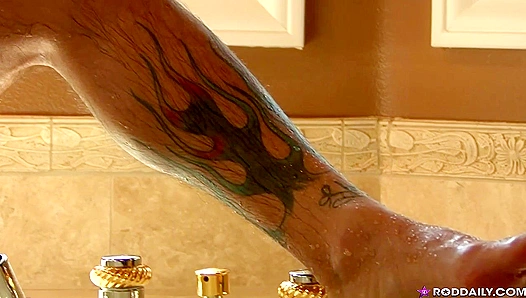 Rod Daily Shows Off His Perfect Booty Cam Action - On The Set