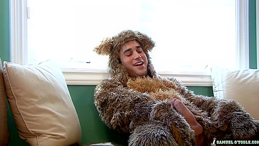 Ripped Samuel O'Toole Puts on a Solo Show - Hard and Heavy