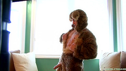 Ripped Samuel O'Toole Puts on a Solo Show - Hard and Heavy