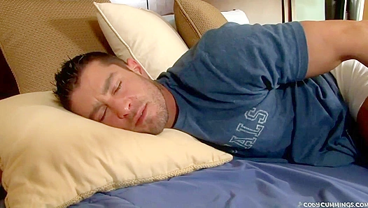 Cody Cummings Cums Hardcore While Eyeing His Ripped Abs