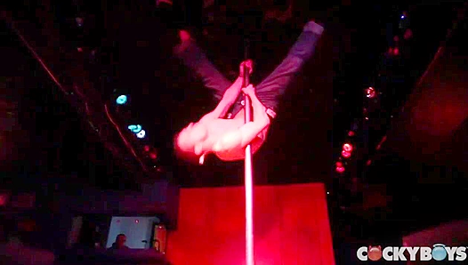 Dancing & Masturbating Amateur Dude Shows Off His Moves