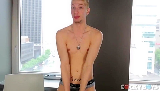 Dancing & Masturbating Amateur Dude Shows Off His Moves