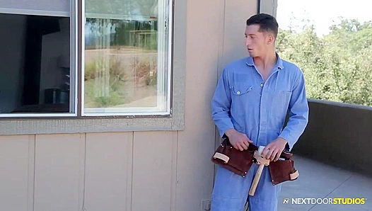 Handyman Drake Seduces Horny Neighbor Colton