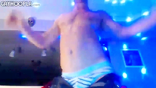 Brad Valentine Masturbates in His Steamy First Cam Show