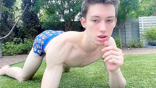 Kingsley Kross Flexes & Cums All Over His Face - GAY XxX