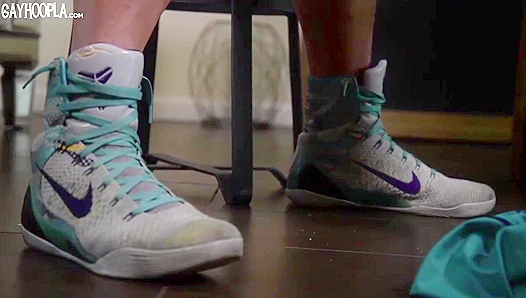 Miles Houston Flexes His Muscles Before Jerking Off - GayHoopla