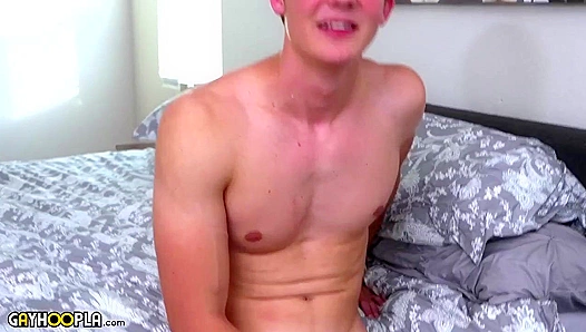 Hot Quick Jerk Off with Hunk Austin Martin - GayHoopla