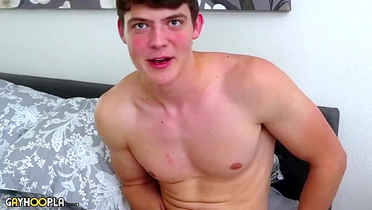 Hot Quick Jerk Off with Hunk Austin Martin - GayHoopla
