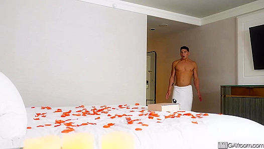 Slutty Jim Fit Seduces Arad Winwin - Man Royale