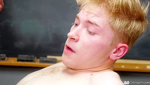 Zacc Andrews Teaches Jeremiah Cruze a steamy lesson - Gay XXX