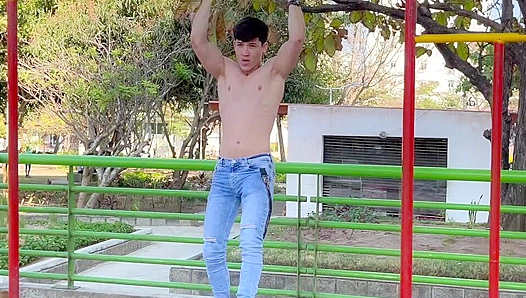 Oily Hunk Robin Zanders Cums Like Crazy - Eastboys