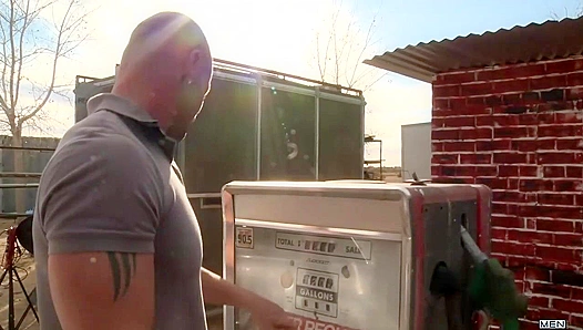 Deserted Gas Station Anal - Straight Turns Gay in Lonely Vibes