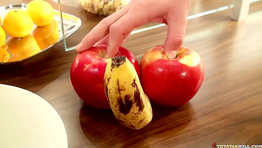 Hot Kitchen Quickie - Trystan Bull & Johan LaPointe Heat Up the Set