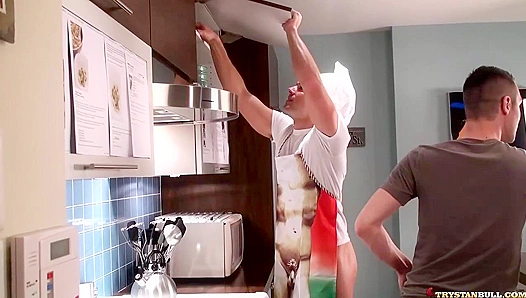 Hot Kitchen Quickie - Trystan Bull & Johan LaPointe Heat Up the Set