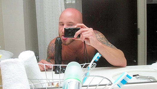 Drake Jaden Fucks His Booty Wildly with a Dildo - Gay XXX