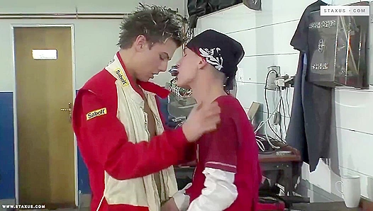 Nicky Kulio & Thomas De Long Get Wild in the Garage - Gay XXX