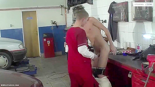 Nicky Kulio & Thomas De Long Get Wild in the Garage - Gay XXX