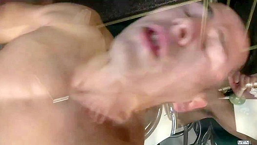 Horny Waiter Drills AbsolutELY Ripped Dude's Tight Hole