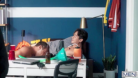 Bareback Threesome: Hot Spit Roasting & Intense Cumshots