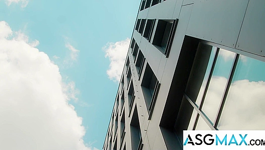 Dudes Secretly Hook Up, Sucking Dick In Gay Office Parody