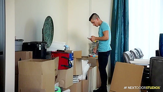 Horny Ethan Slade Seduces Sexy Mover Jackson Traynor - Nextdoor Heat