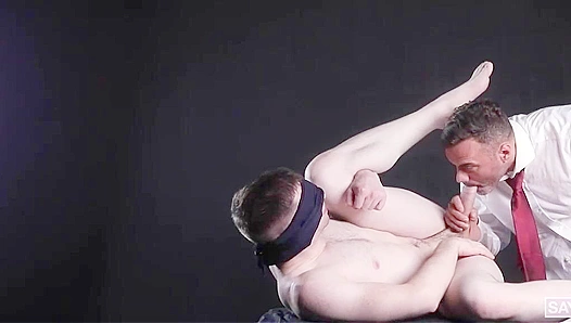 Blindfolded Elder Knoxx Gets Deeply Fucked by Manuel Skye