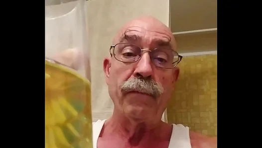Old Guy Refreshes Himself in Amateur Gay Piss–Drinking Solo Scene