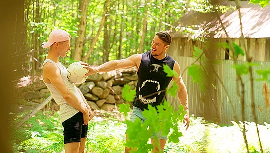 Benjamin Blue & Skyy Knox Get Wild - Perfect Spot for Hot Anal Action